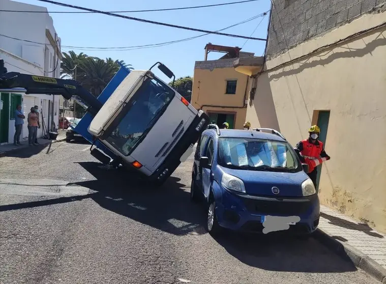 Actuación de los bomberos en el accidente provocado por el camión grúa en Argana Alta.