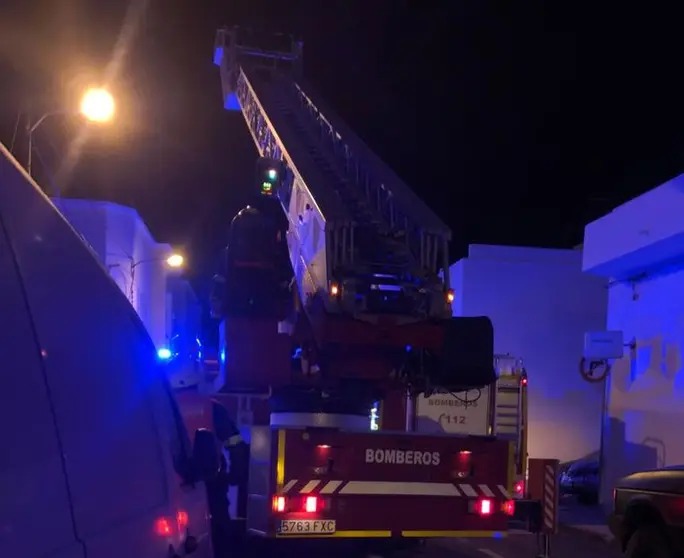 Actuación de los bomberos en la calle Muyay de Arrecife.