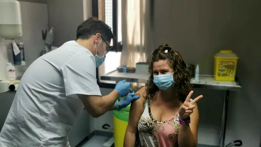 Una mujer recibe la vacuna contra el covid en un centro de salud de Canarias.