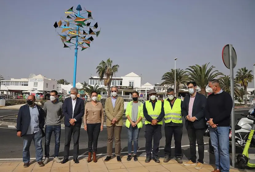 Integrantes de la Fundación César Manrique, del Cabildo y del Ayuntamiento de Tías durante la colocación de la escultura