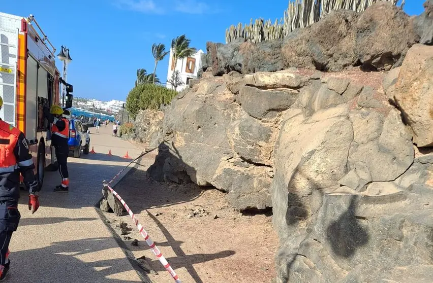 Lugar muy transitado del paseo de Playa Blanca donde los bomberos han colocado el precinto 