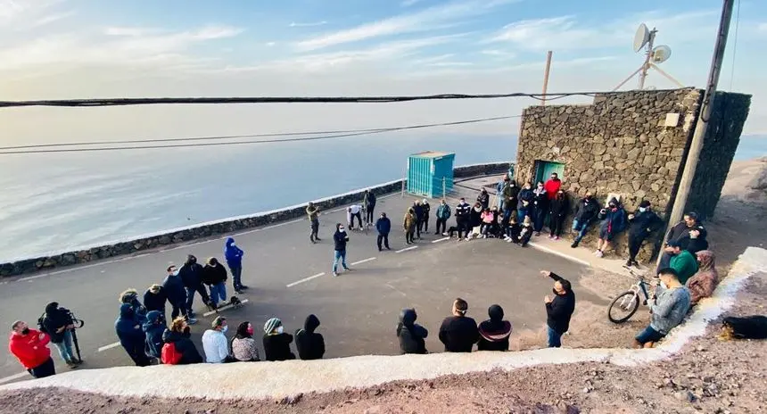 Los vecinos acudieron a la manifestación y escucharon atentos lo que les explicaron desde el Ayuntamiento