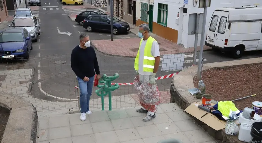 El consejero Alfredo Mendoza pasó a supervisar las obras de la escalera.