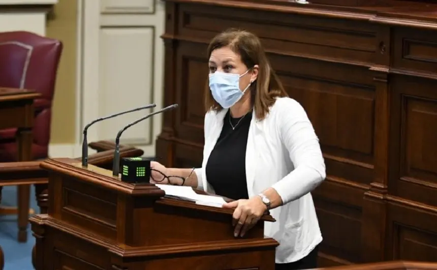 Astrid Pérez en el Parlamento autonómico.