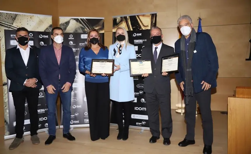 La presidenta del Cabildo junto a los responsables de los hoteles premiados.