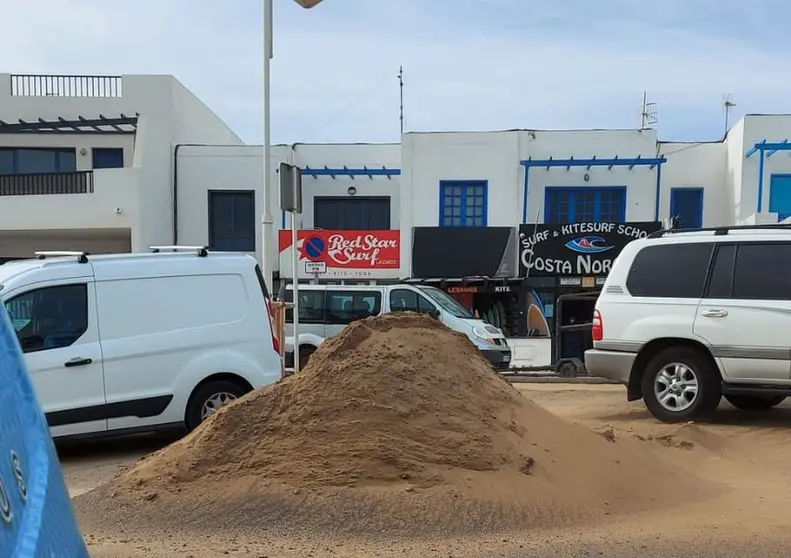 Imagen de uno de los montículos que se han hecho para distribuir la arena.