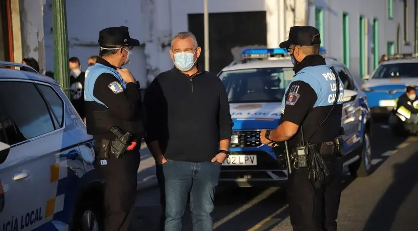 Jacobo Lemes, concejal de la Policía, charlando con dos agentes.