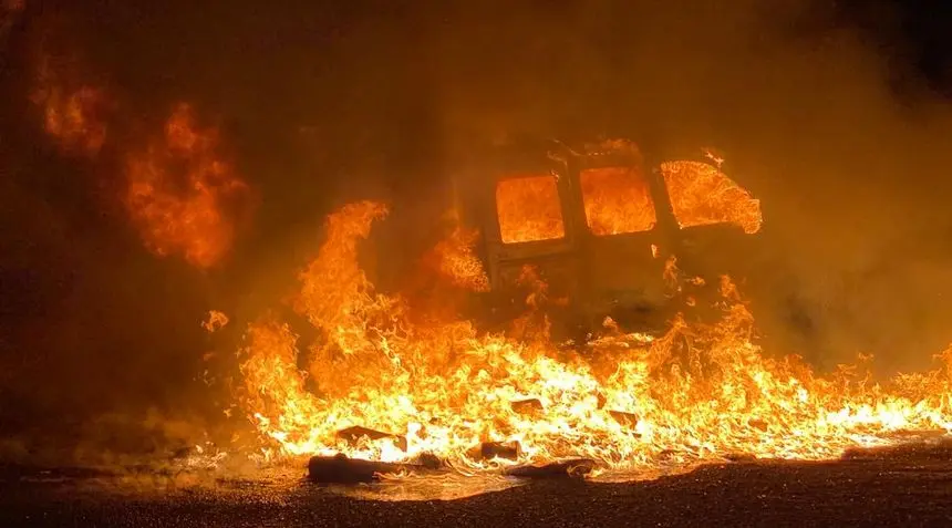 Imagen de uno de los vehículos ardiendo este jueves de madrugada.