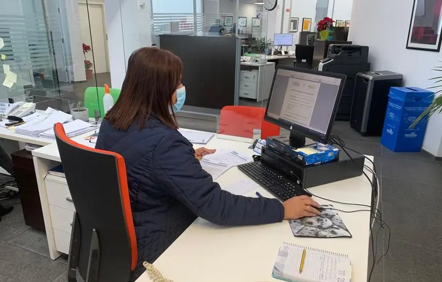 Imagen de la persona encargada por el Ayuntamiento para esta misión.