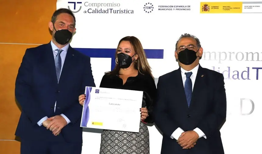 Momento de la entrega del galardón este jueves a la presidenta del Cabildo de Lanzarote.