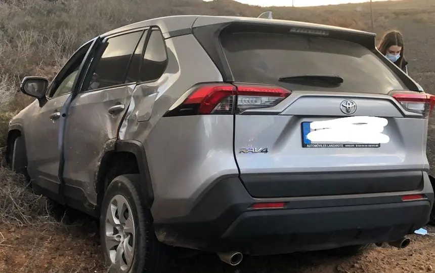 Imagen de cómo quedó el vehículo al salirse de la vía en Guatiza