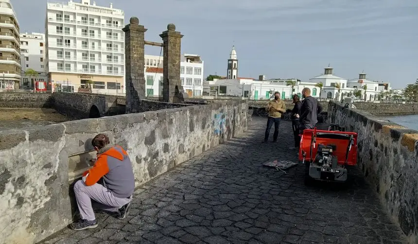 Limpieza grafitis en el Castillo de San Gabriel y el Puente de las  Bolas 3