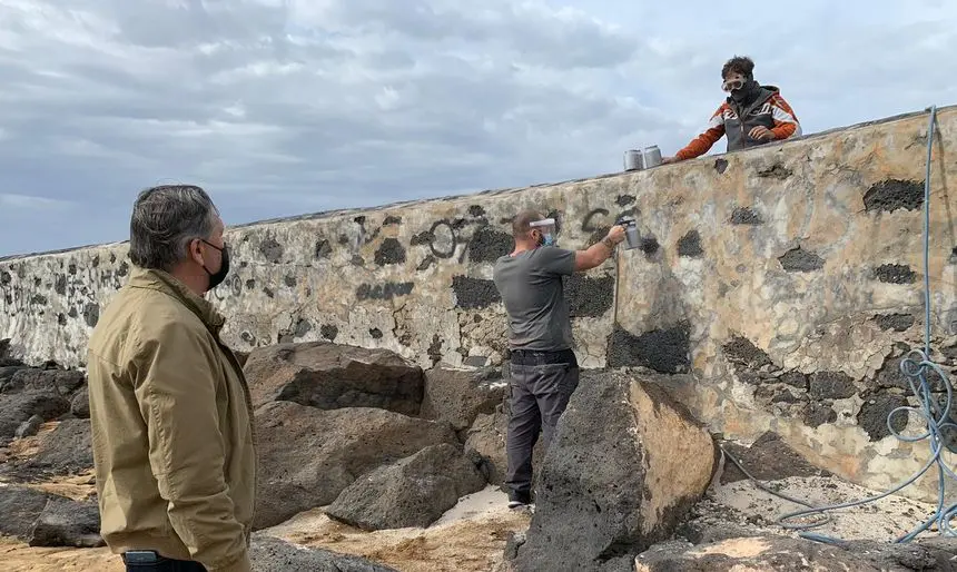 Limpieza grafitis en el Castillo de San Gabriel y el Puente de las  Bolas