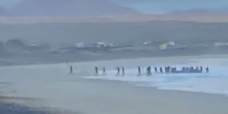 Imagen de la gente desembarcando en la playa de Famara este lunes.