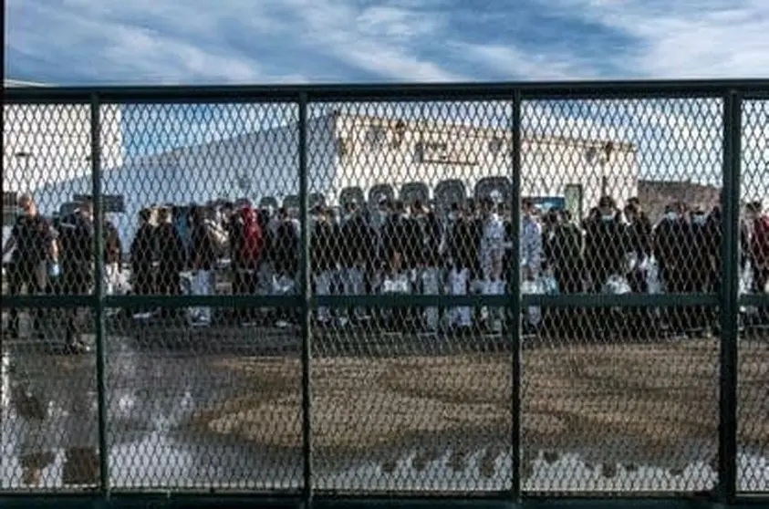 Imagen de inmigrantes controlados por la Policía enviada por el PP