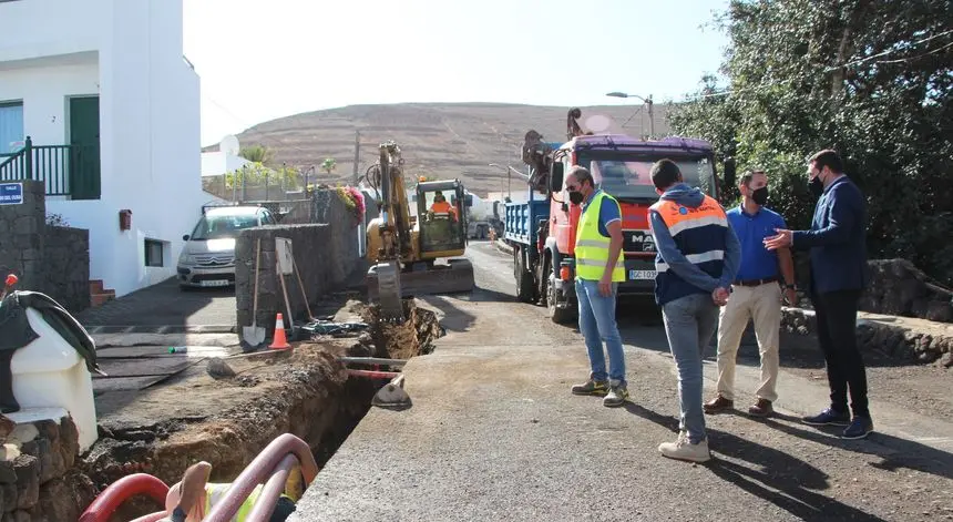 Imagen del alcalde de Yaiza visitando las obras.