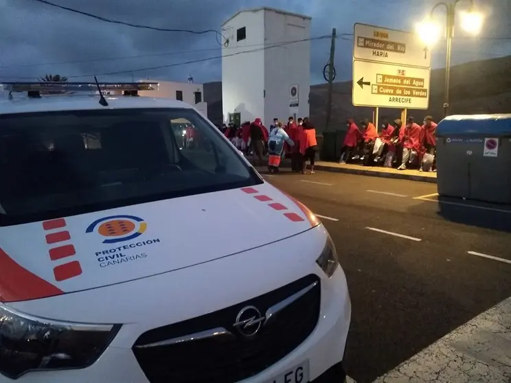 Patera llegada a Órzola este viernes.