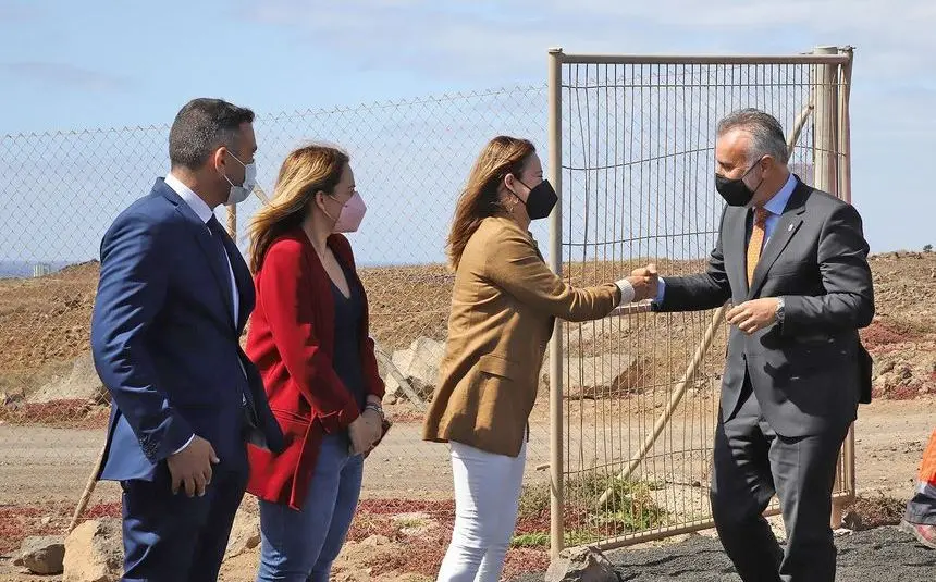 Oswaldo Betancort el día que acudió Ángel Víctor Torres a colocar la primera piedra de la residencia.