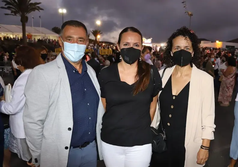 Begoña Hernández con sus compañeros del PSOE de Tinajo en la institución municipal