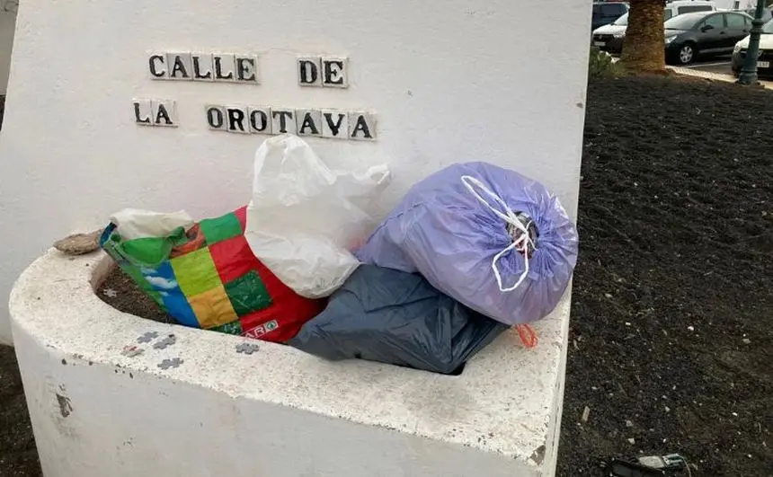 Basura depositada junto al lugar donde antes estaban los contendores.