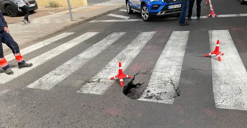 Imagen del socavón en las calles de Arrecife