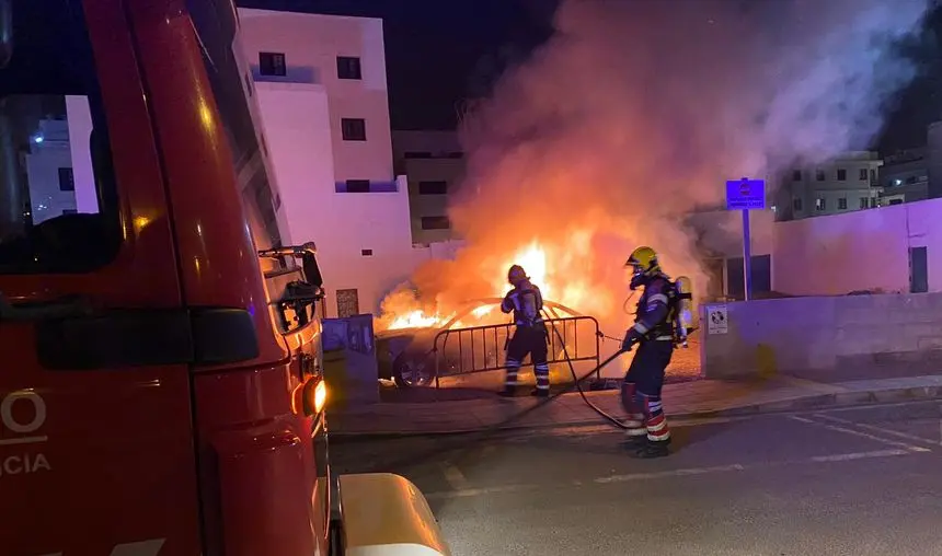 Imagen del momento en el que actuaron los bomberos para intentar sofocar el incendio