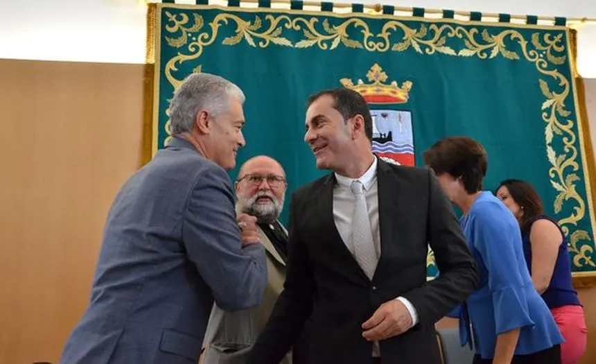 Imagen del día de la toma de posesión de José Juan Cruz y su saludo con Mame Fernández, socio clave en el pacto.