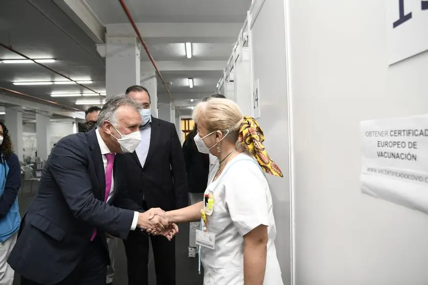 El presidente de Canarias, Ángel Víctor Torres, con personal sanitario.