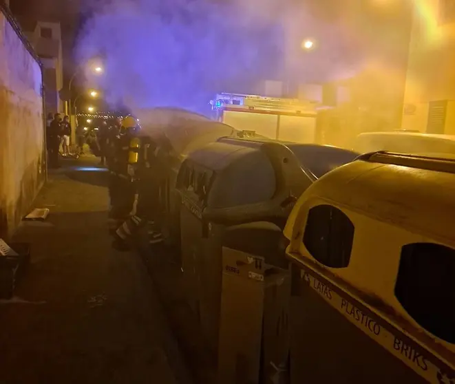 Incendio del contenedor sofocado este miércoles por los bomberos en Arrecife.