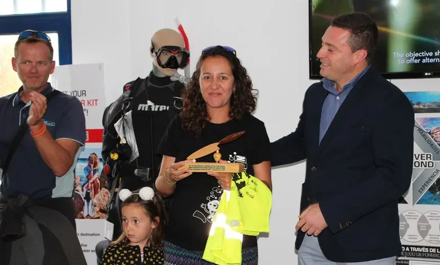 El alcalde de Yaiza reconociendo la labor de la gente que participa en este tipo de proyectos de limpieza.
