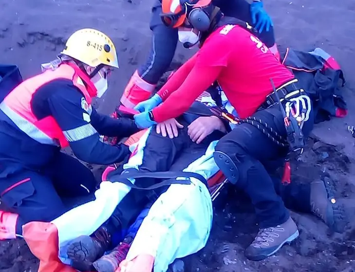 Los bomberos en el momento de atender al herido