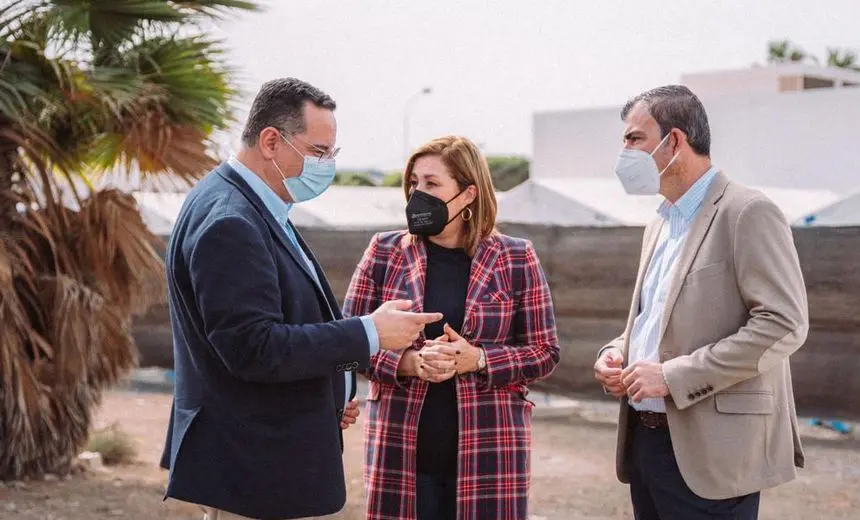 Manuel Domínguez con la alcaldesa de Arrecife este viernes durante su visita a Lanzarote