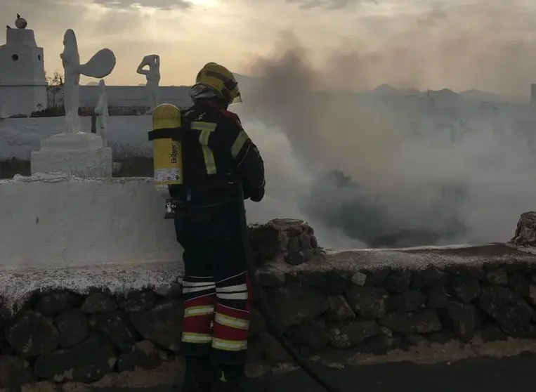 Imagen del momento en el que los bomberos controlaron el incendio en el solar de la vivienda afectada en La Villa.