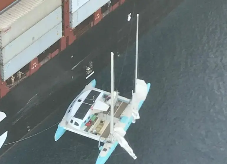 Momento del impacto del buque con el velero cerca de las costas de Lanzarote