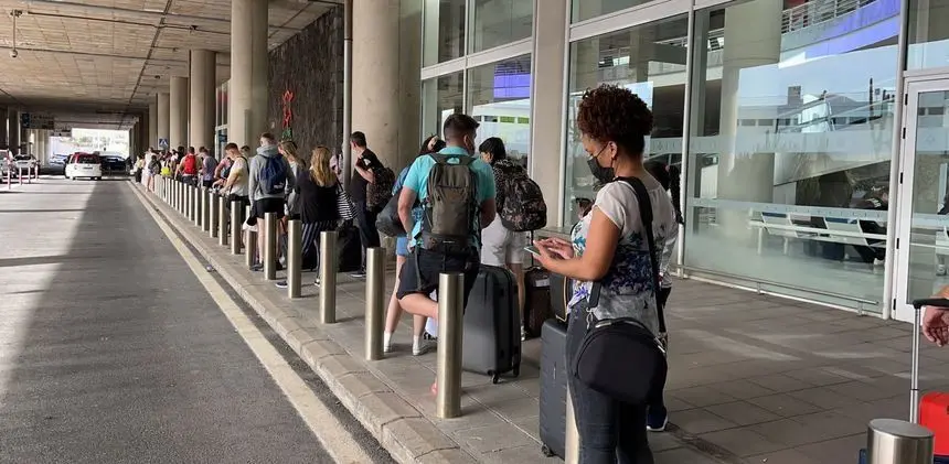 Personas esperando para coger un taxi en el aeropuerto de Lanzarote.