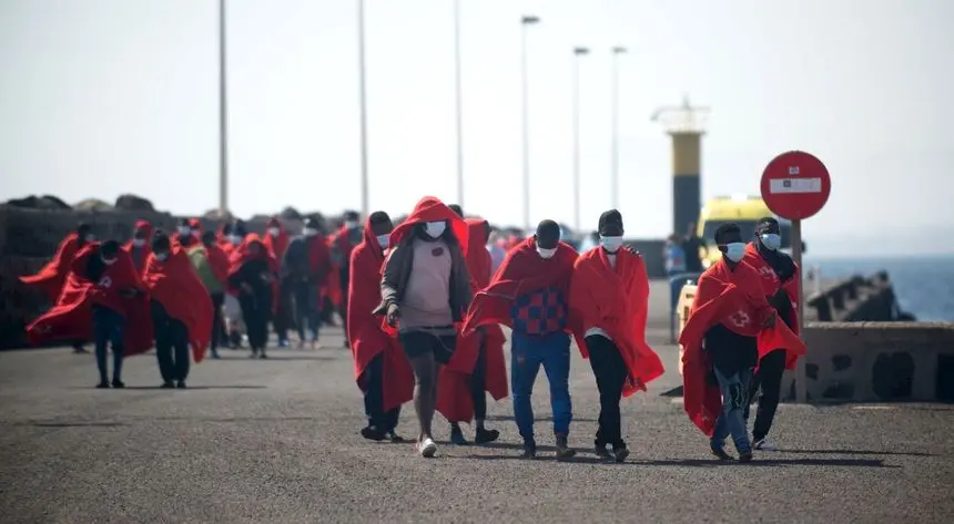 Imagen de archivo inmigrantes saliendo del puerto enviada por el PP.