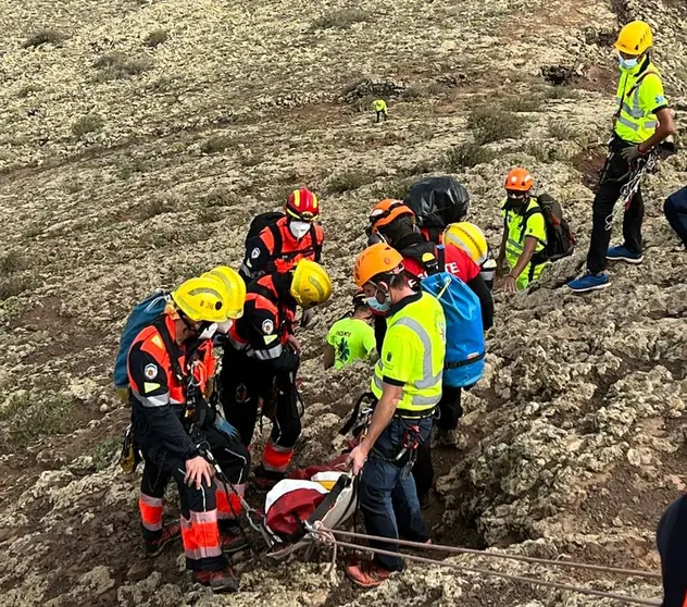 Bomberos, Guardia Civil y EMERLAN participan trasladan el cuerpo del joven fallecido.