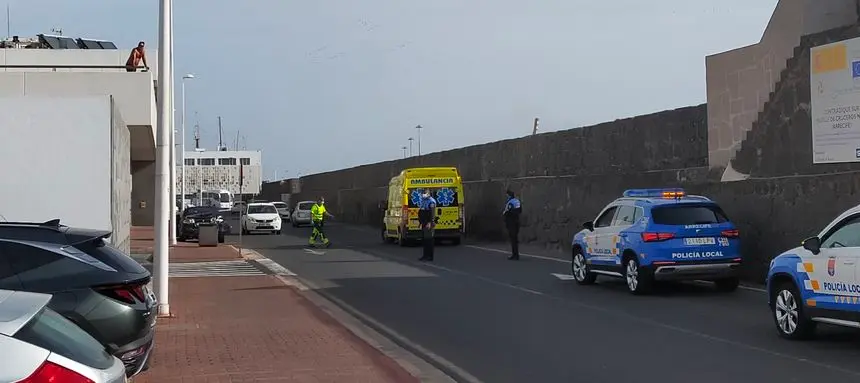 Momento en el que la Policía Local trata de controlar el tráfico en la zona.