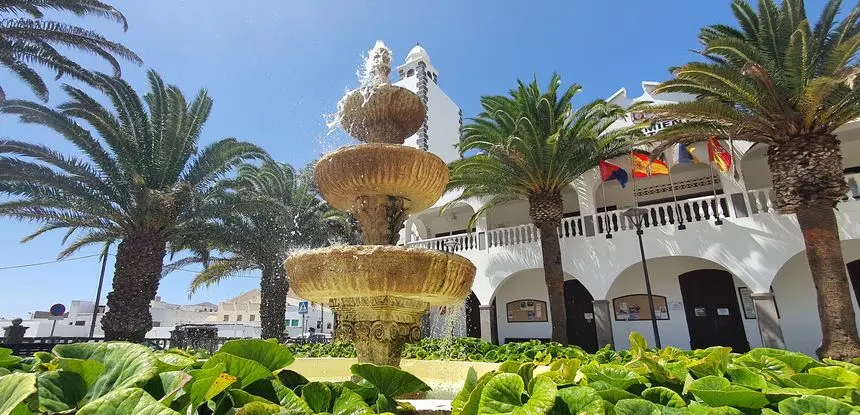 Imagen de la fachada del Ayuntamiento de San Bartolomé.