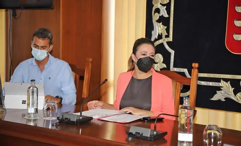 La presidenta del Cabildo, María Dolores Corujo, junto al secretario de la Primera Corporación, Mariano de León.