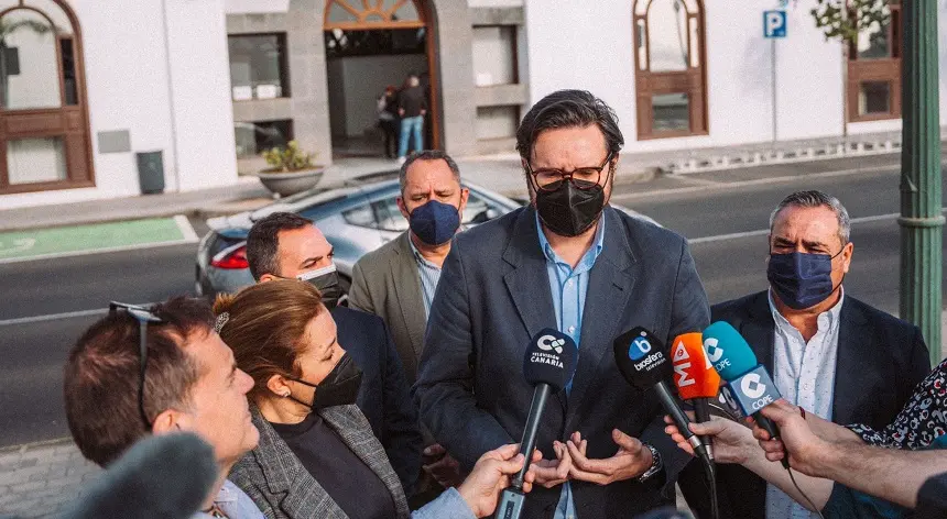 Sergio Ramos durante su comparecencia ante los medios enfrente del Ayuntamiento capitalino.