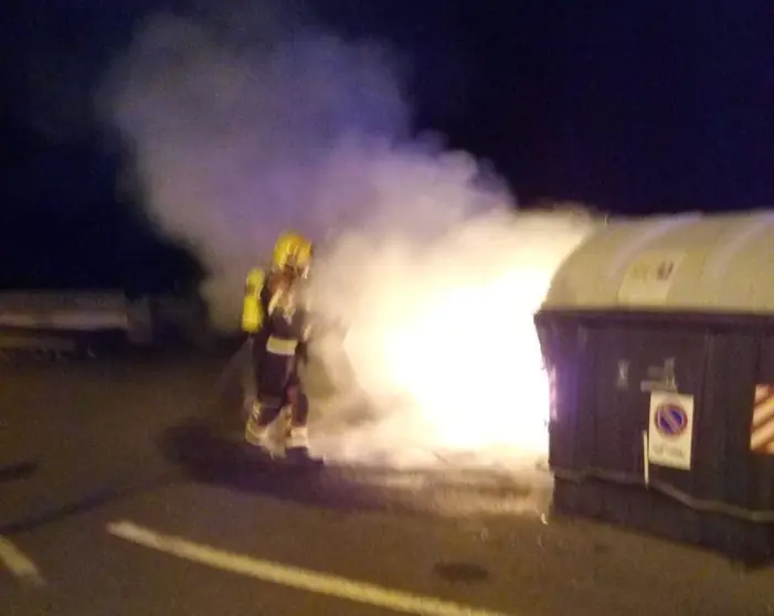 Incendio en la rotonda de El Toro de Tías.