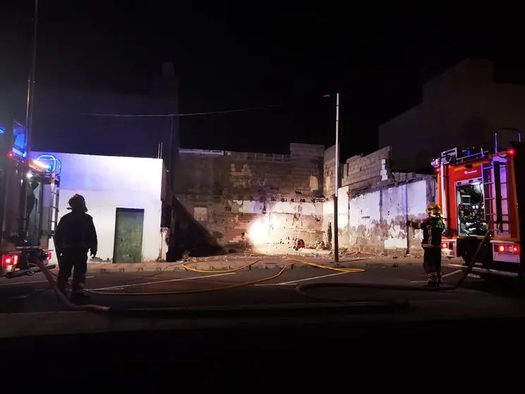 Los bomberos sofocan este lunes un incendio en Las Rapaduras.