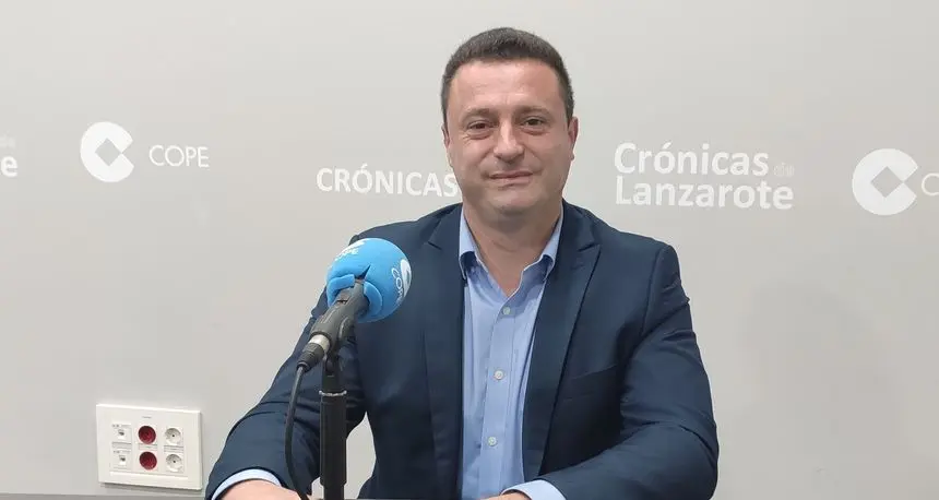 Óscar Noda este lunes en el estudio de Crónicas Radio-COPE Lanzarote.