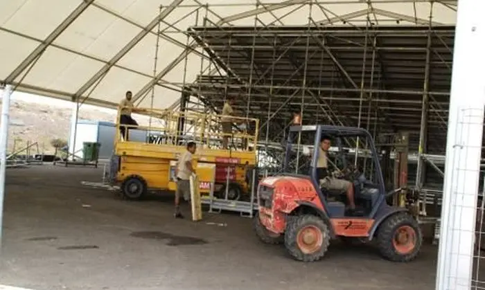 Imagen de archivo de los preparativos en el Recinto Ferial de un carnaval celebrado antes de la pandemia