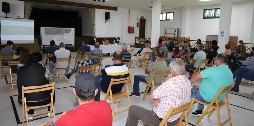 Encuentro entre los vecinos de Nazaret y Maria Dolores Corujo