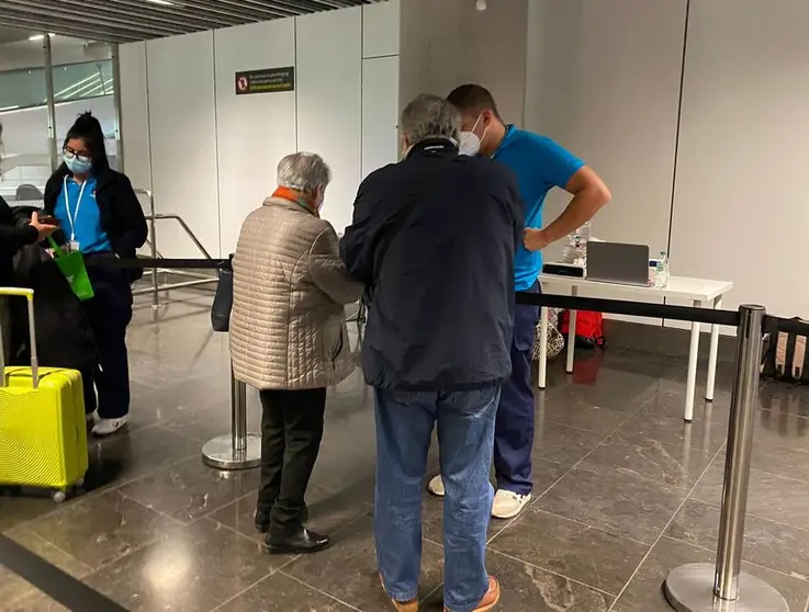 Los pasajeros presentan el certificado covid en los aeropuertos de Canarias.