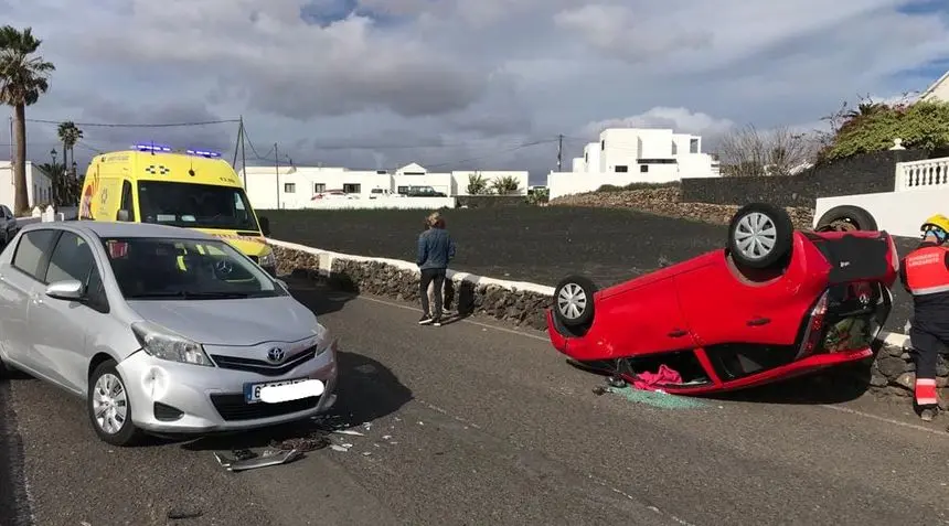 Momento en el que llegan los bomberos al lugar del accidente