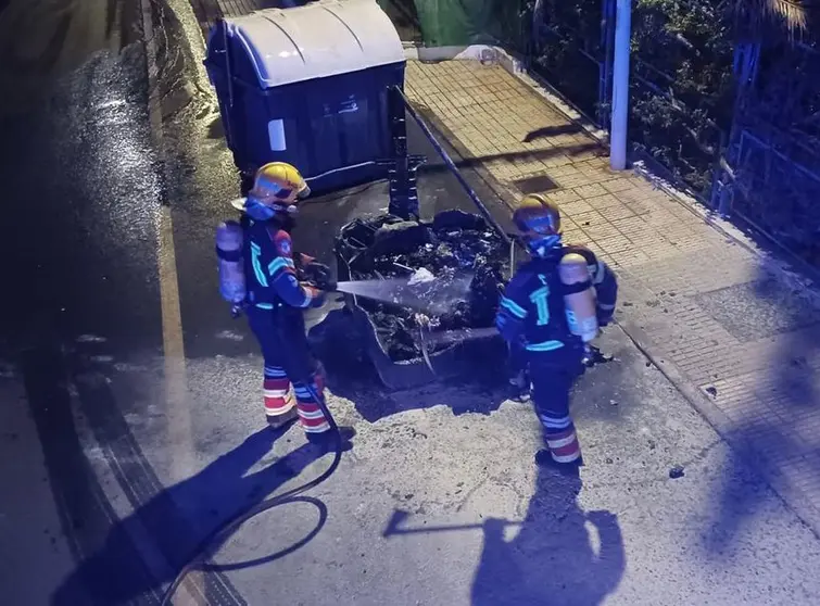 Bomberos sofocan un incendio este martes en Puerto del Carmen.