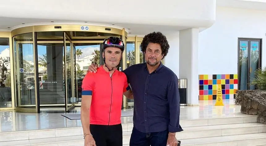 Juan Carlos Albuixech con uno de los deportistas que visitan su hotel en Costa Teguise.